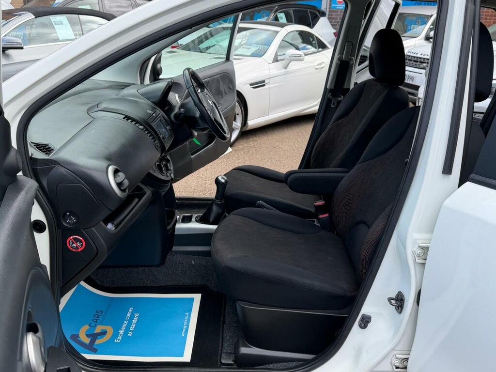 Nissan Note Hatchback 1.4 16V N-tec Euro 4 201010 White #4