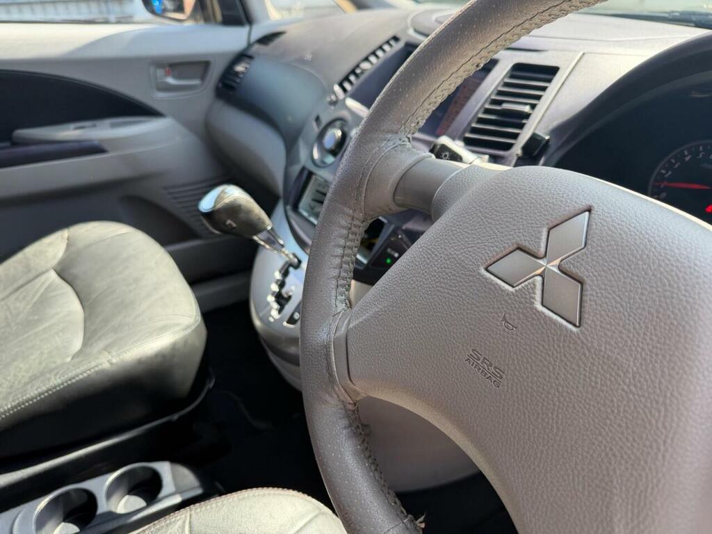 Mitsubishi Grandis 2.4 Classic Silver #13