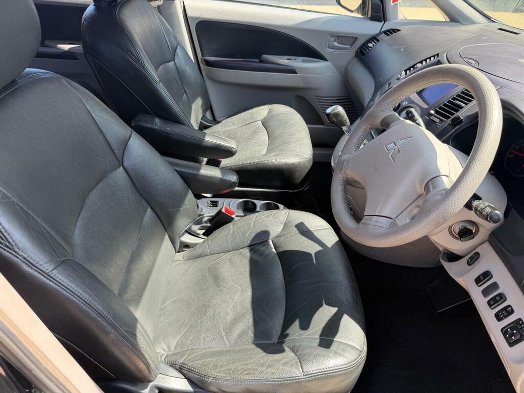 Mitsubishi Grandis 2.4 Classic Silver #10