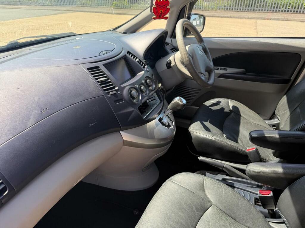 Mitsubishi Grandis 2.4 Classic Silver #17