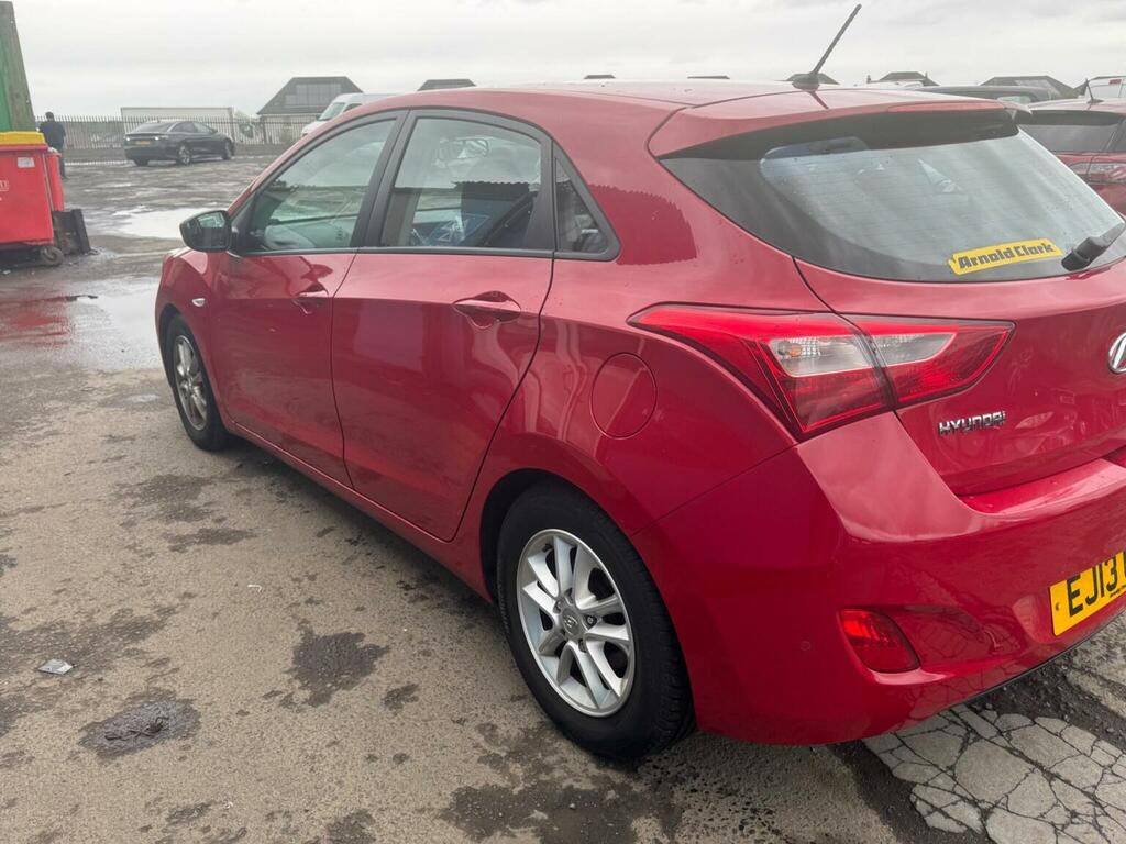 Hyundai I30 Hatchback 1.6 Crdi Active Euro 5 201313 Red #4