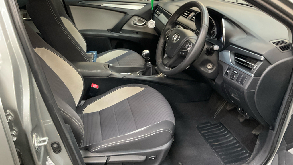 Toyota Avensis 1.8 V-matic Business Edition Saloon Man  #2