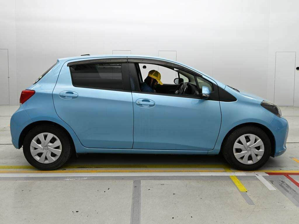 Toyota Vitz Hatchback Blue #4