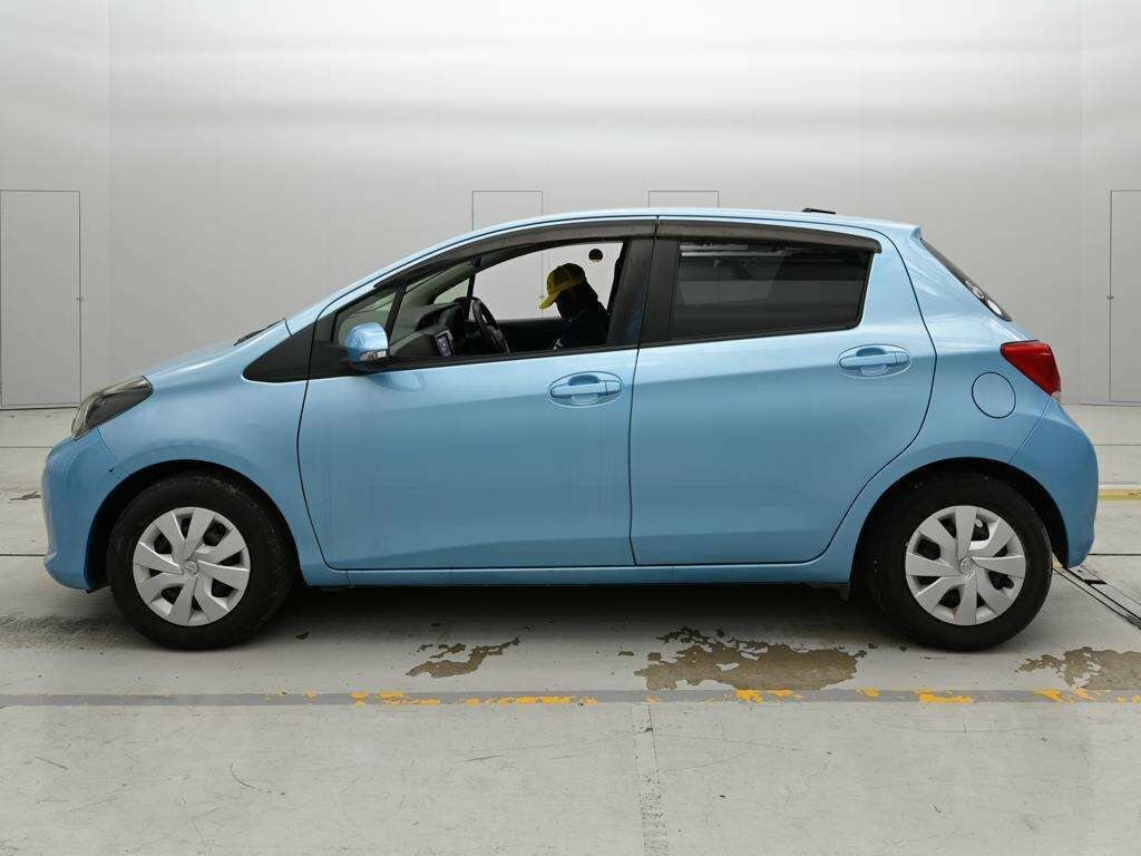 Toyota Vitz Hatchback Blue #5