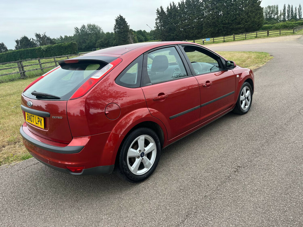 Ford Focus 1.6 Zetec 115 Climate Pack Hatchback Petro BN07LPK Red #4