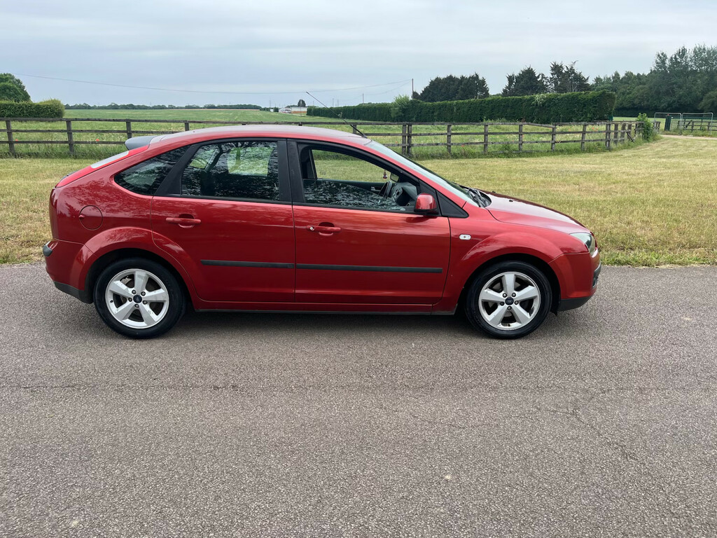Ford Focus 1.6 Zetec 115 Climate Pack Hatchback Petro BN07LPK Red #3