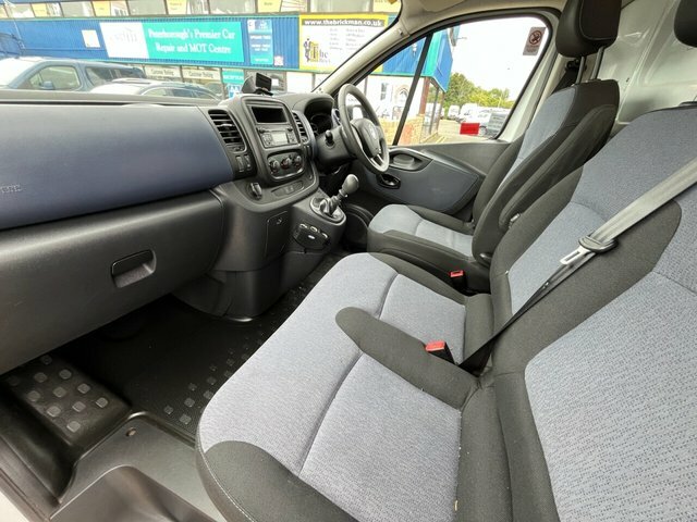 Vauxhall Vivaro Cdti 2900 Panel Van DV18BKK White #4