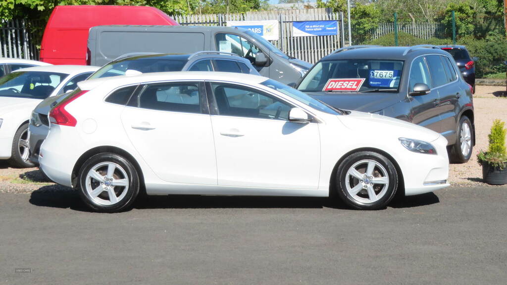 Volvo V40 D2 Se White #2