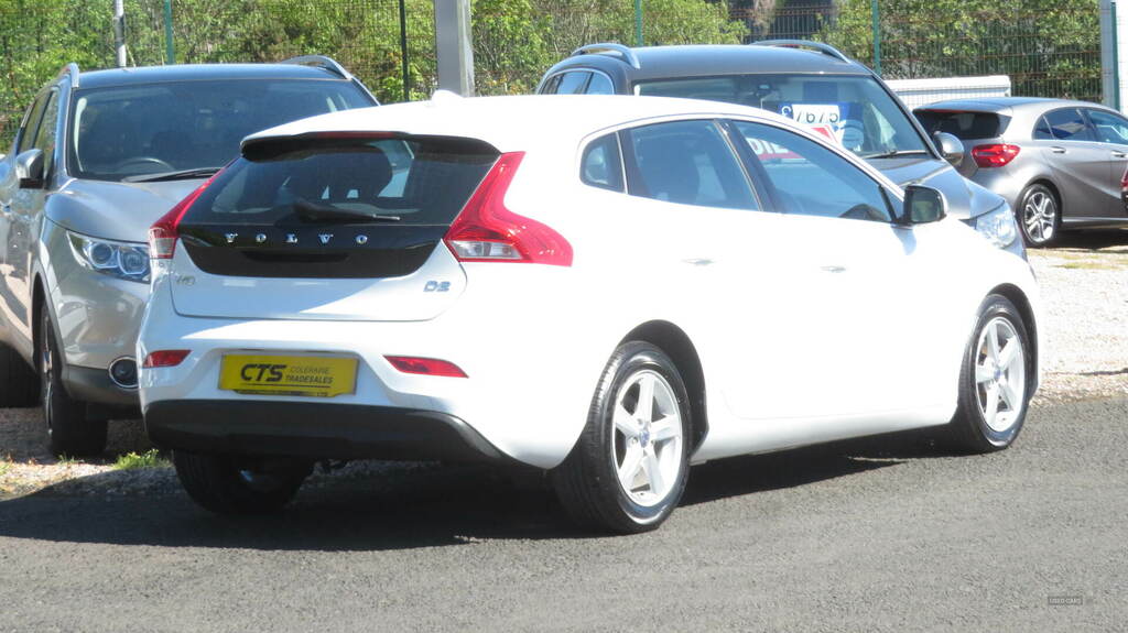 Volvo V40 D2 Se White #3