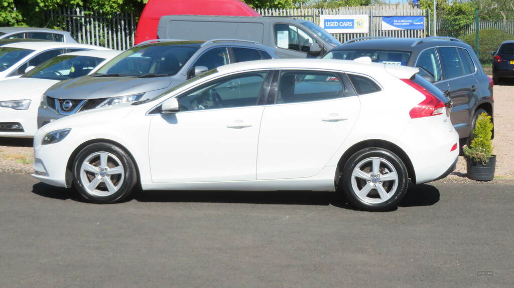 Volvo V40 D2 Se White #5
