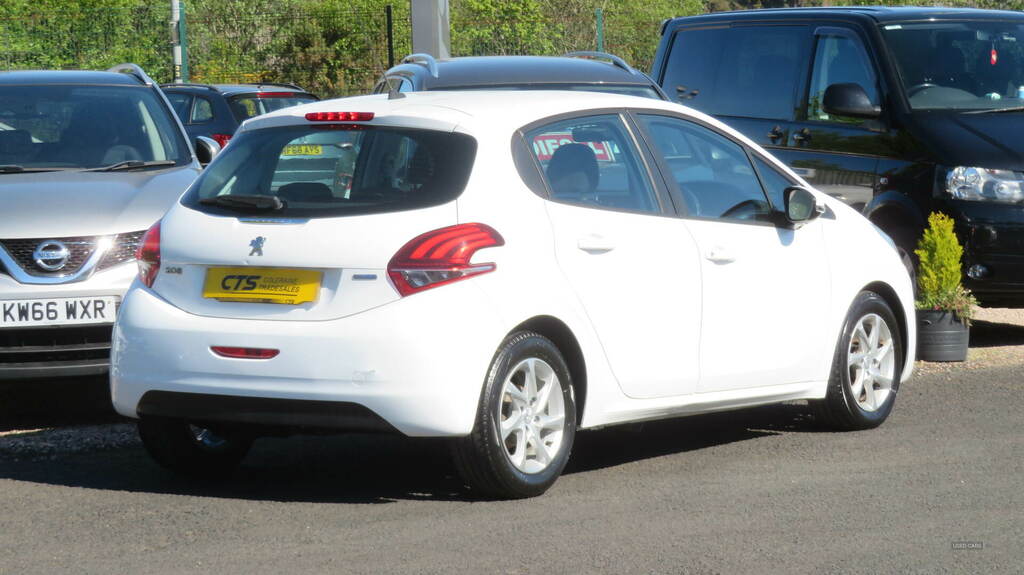 Peugeot 208 1.6 Bluehdi Active WA16OJH White #3