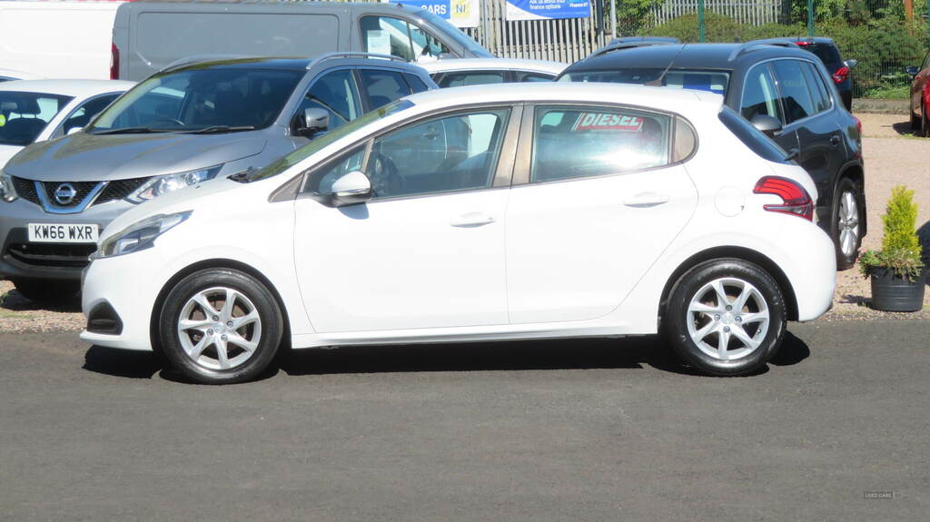 Peugeot 208 1.6 Bluehdi Active WA16OJH White #5
