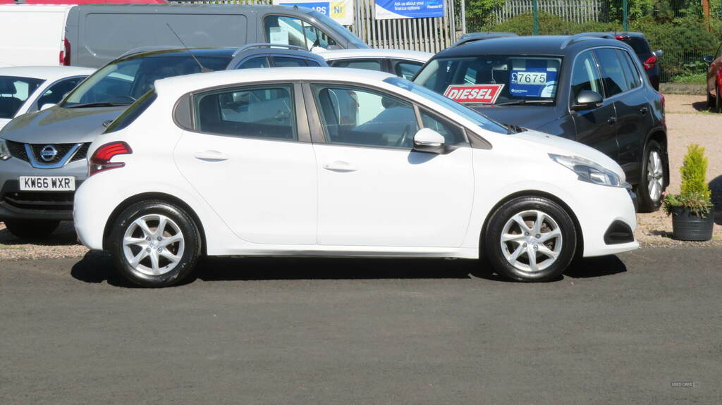 Peugeot 208 1.6 Bluehdi Active WA16OJH White #2