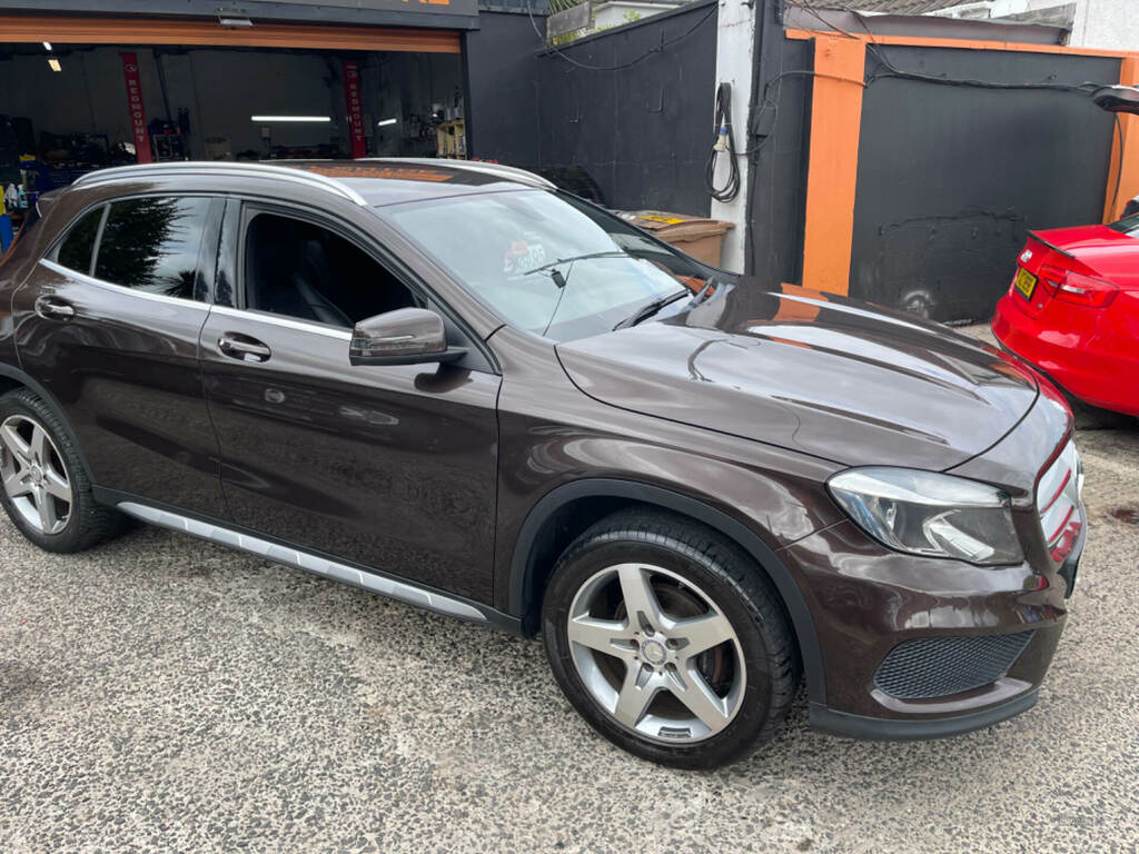 Mercedes-Benz GLA Class Gla 200D Amg Line Brown #2