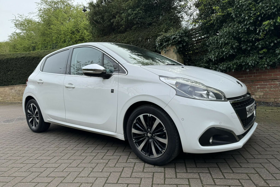 Peugeot 208 Hatchback White