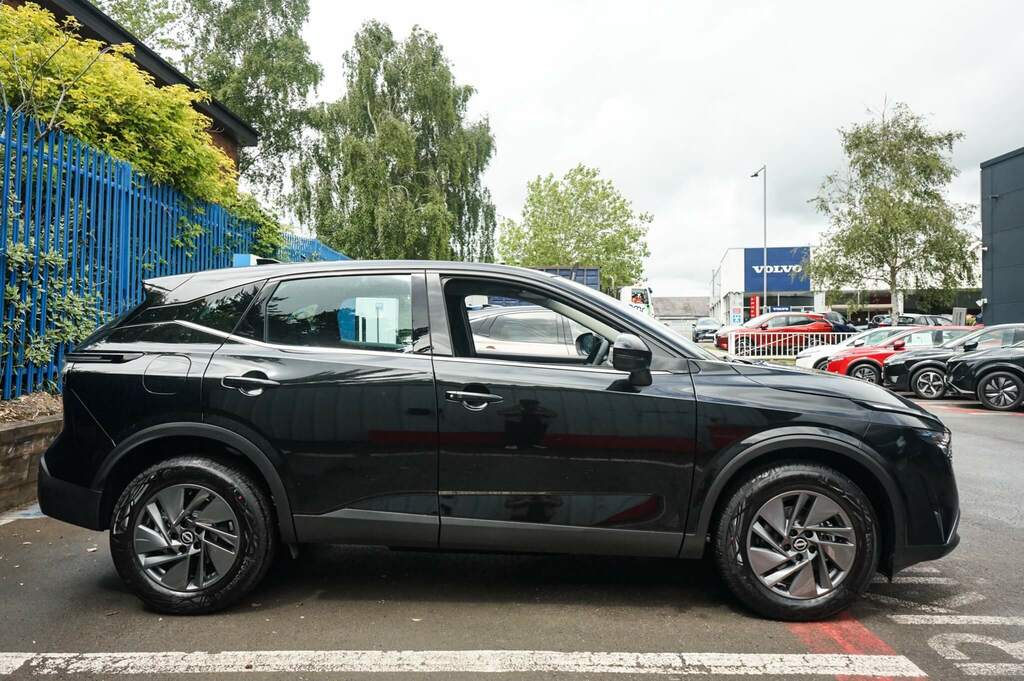 Nissan Qashqai 1.3 Dig-t Mh Acenta Premium Black #4