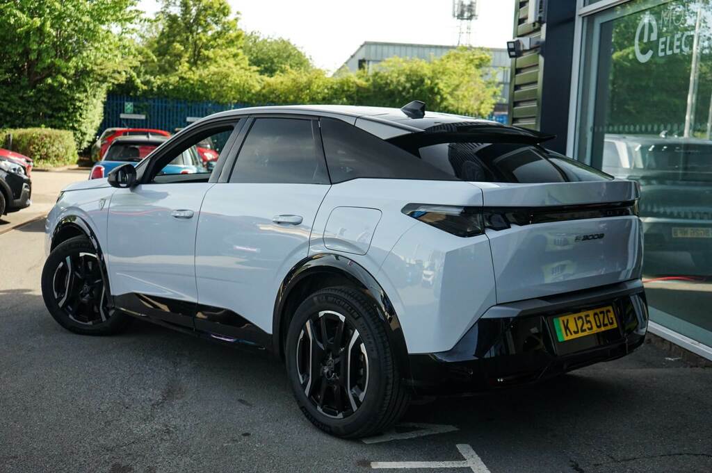 Peugeot 3008 73Kwh 210 1-Speed KJ25OZG White #2