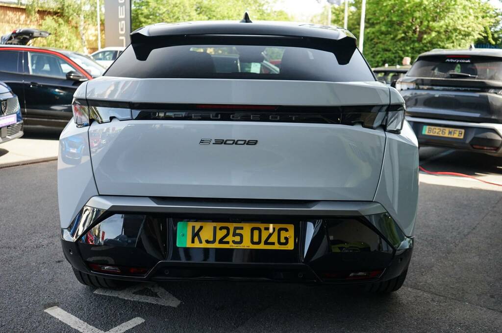 Peugeot 3008 73Kwh 210 1-Speed KJ25OZG White #4