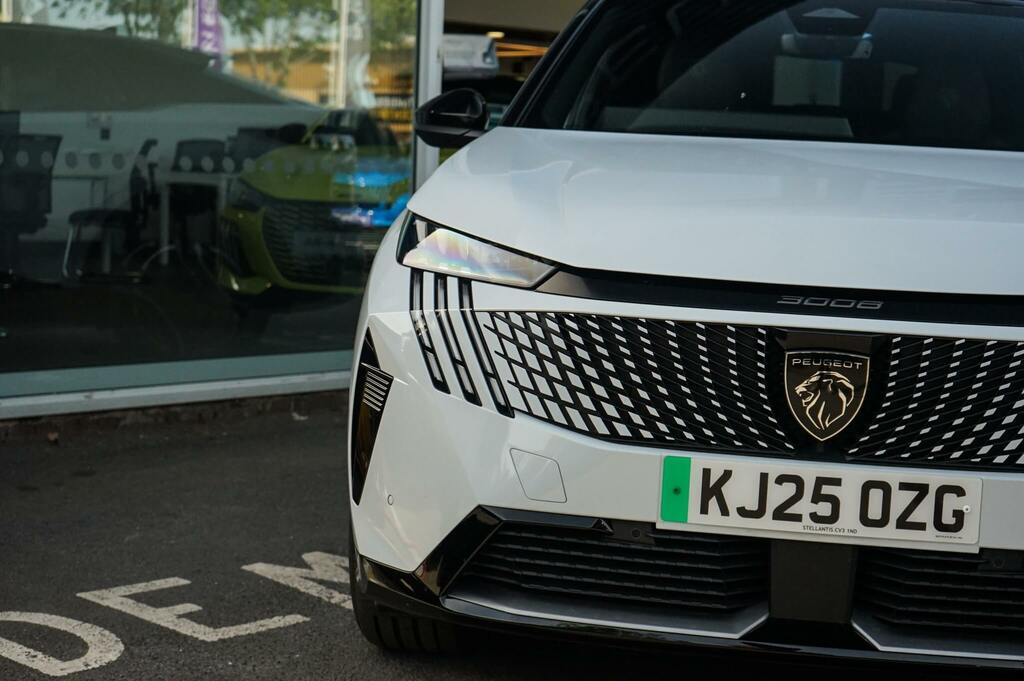 Peugeot 3008 73Kwh 210 1-Speed KJ25OZG White #6