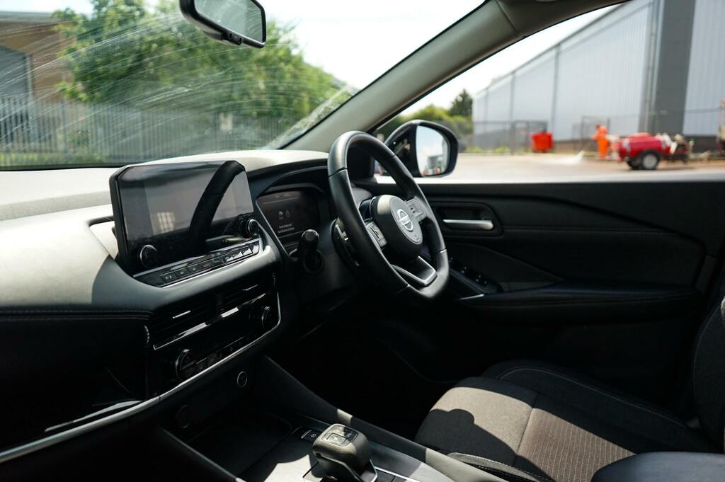 Nissan Qashqai 1.3 Dig-t Mh 158 N-connecta Xtronic DV22WYA Black #2