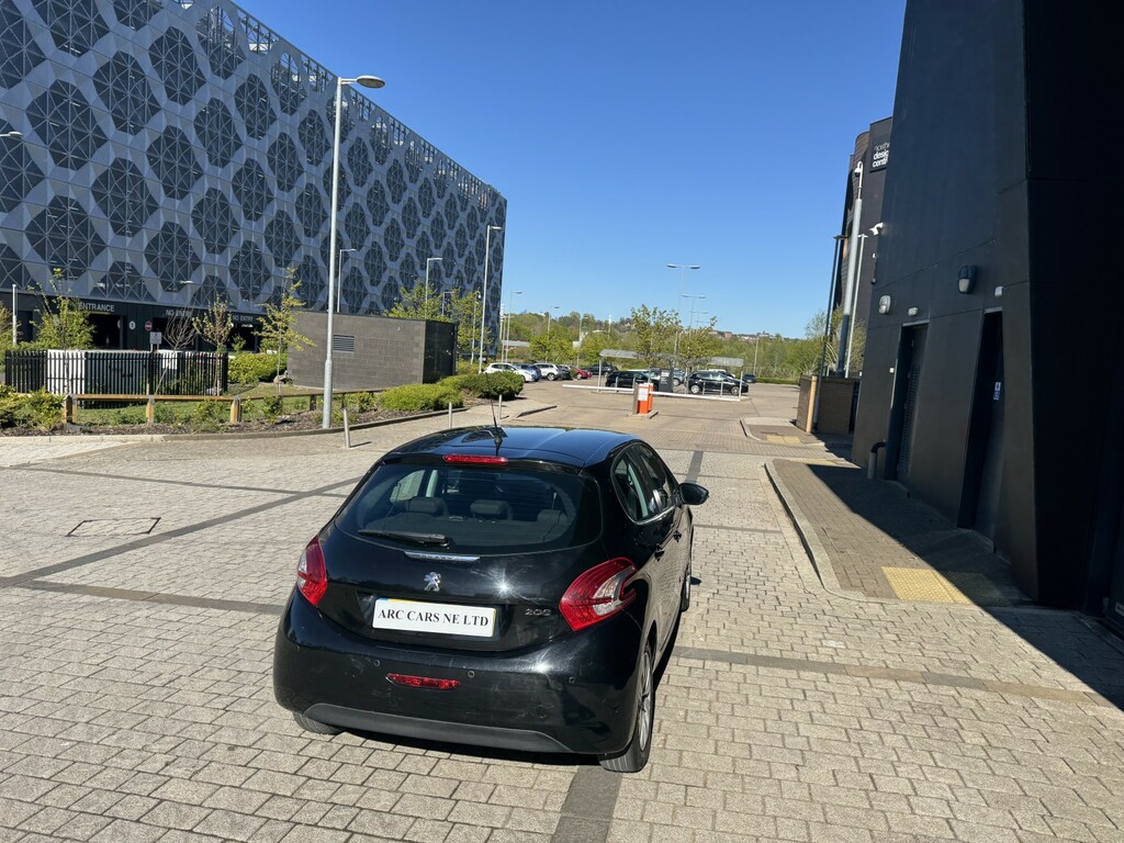 Peugeot 208 1.2 Vti Access 2013 Black #4