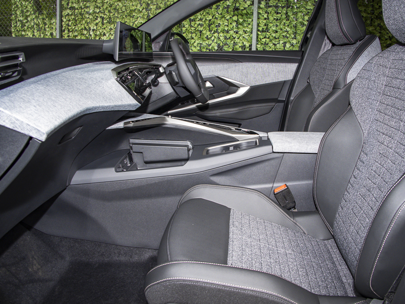 Peugeot 3008 157Kw Allure 73Kwh SD26XET Black #3