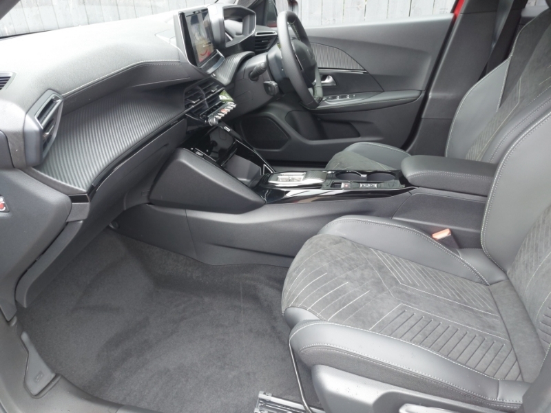 Peugeot 2008 1.2 Puretech 130 Gt Premium Eat8 Red #5