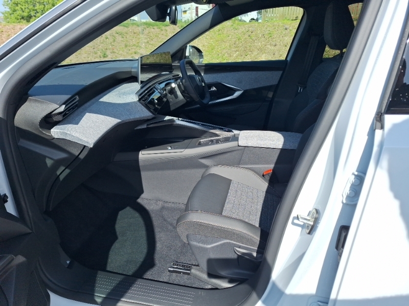 Peugeot 3008 157Kw Allure 73Kwh SD26XFB White #5