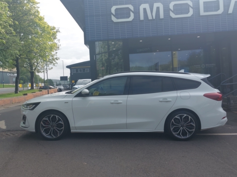 Ford Focus 1.0 Ecoboost Hybrid Mhev 155 St-line X FP73OTJ White #4