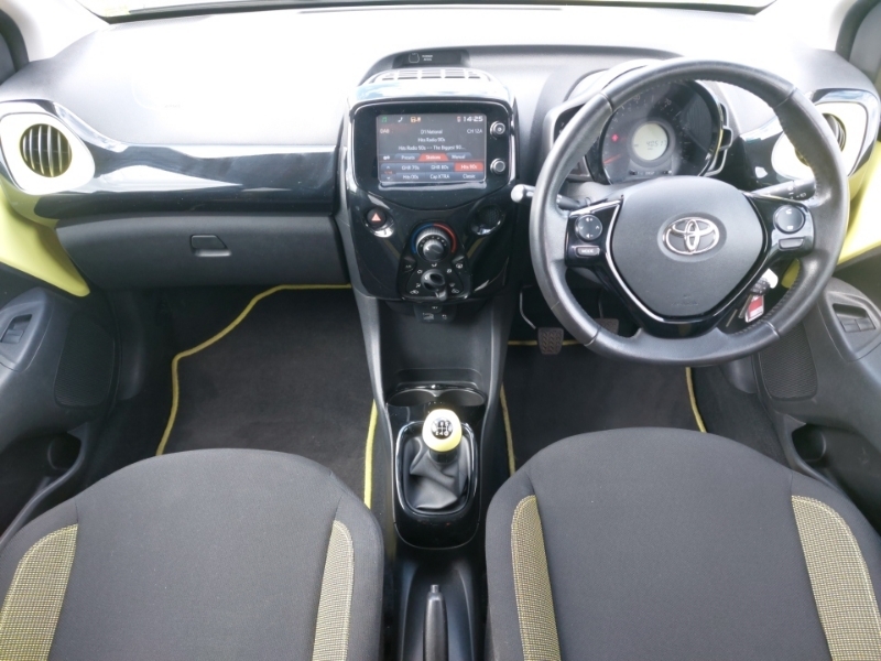Toyota Aygo 1.0 Vvt-i X-cite 3 SN17SNK Yellow #3