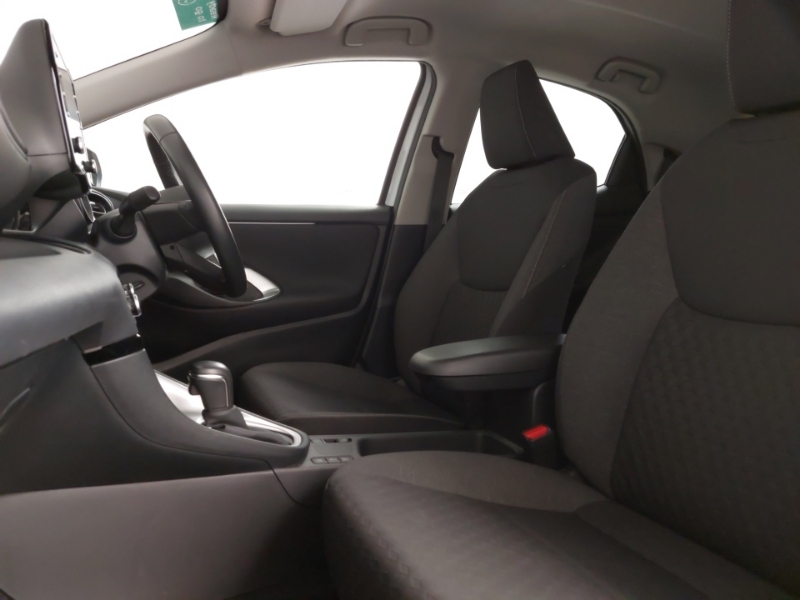 Toyota Yaris 1.5 Hybrid Design Cvt AO72XFR White #5
