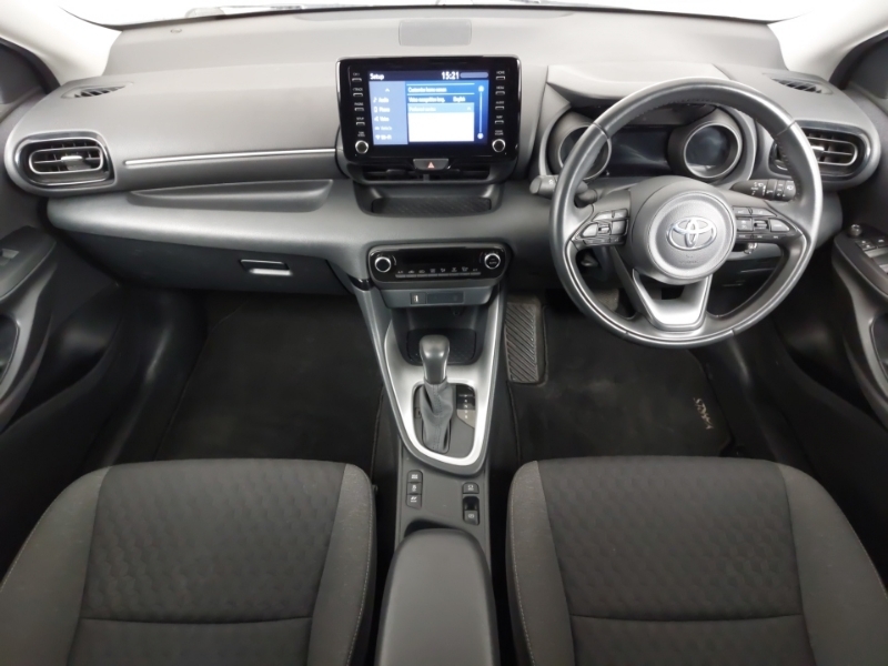 Toyota Yaris 1.5 Hybrid Design Cvt AO72XFR White #3
