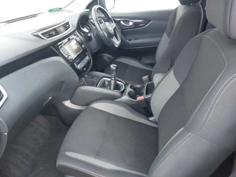 Nissan Qashqai 1.3 Dig-t Acenta Premium PG19LUJ Black #5