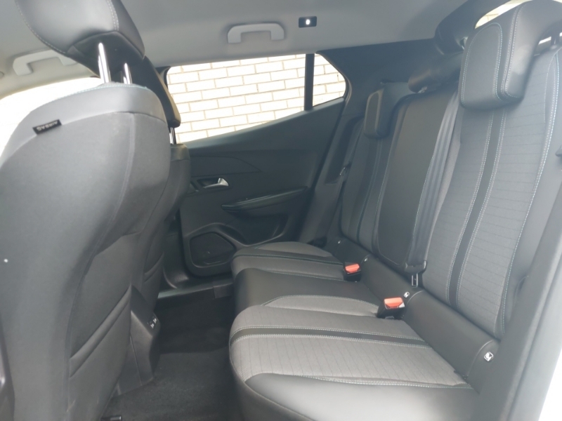 Peugeot 2008 1.2 Puretech Allure Premium SD22VEV White #6