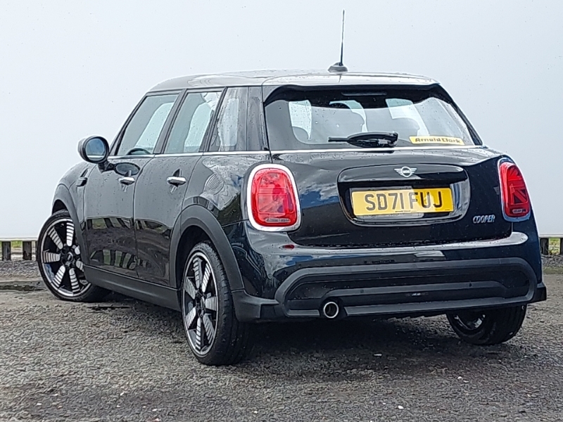 Mini Hatch 1.5 Cooper Exclusive SD71FUJ Black #2
