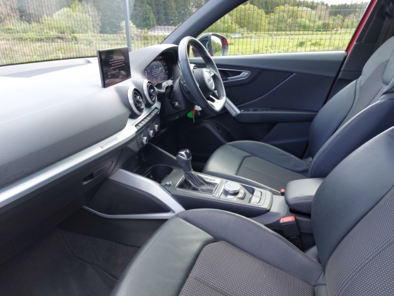 Audi Q2 35 Tfsi Black Edition S Tronic PL71NJN Red #5