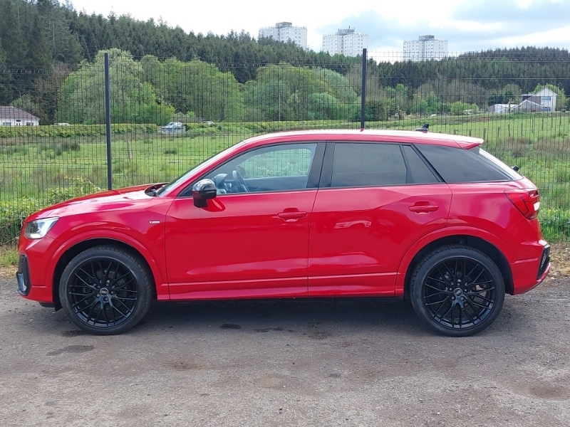 Audi Q2 35 Tfsi Black Edition S Tronic PL71NJN Red #4