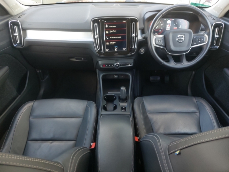 Volvo XC40 2.0 D3 Momentum Geartronic YT69VVH Red #3