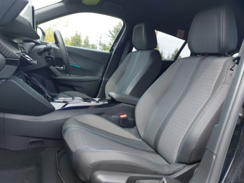 Peugeot e-2008 100Kw Allure Premium 50Kwh Black #5