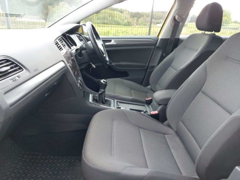 Volkswagen Golf 2.0 Tdi Se Yellow #5