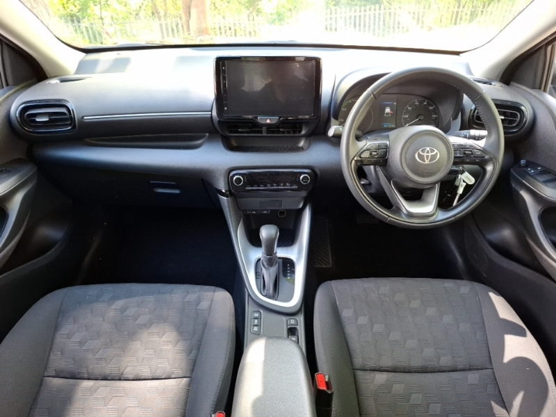 Toyota Yaris 1.5 Hybrid Icon Cvt CP25PXT White #3