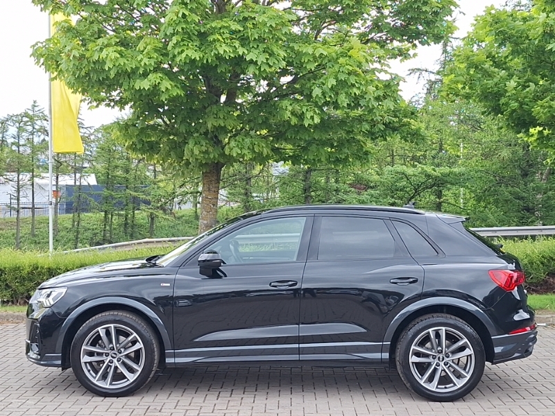 Audi Q3 35 Tfsi Black Edition S Tronic LG22YMF Black #4