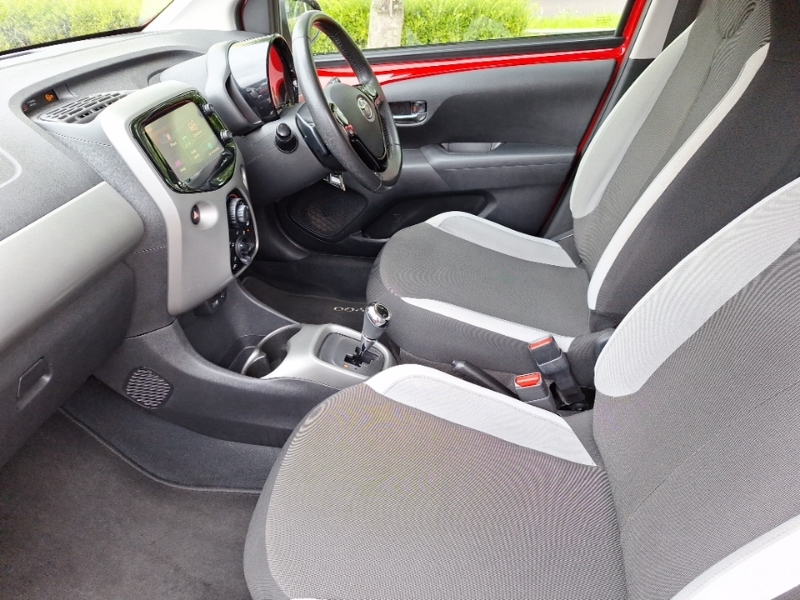 Toyota Aygo 1.0 Vvt-i X-play X-shift EF18ATN Red #5