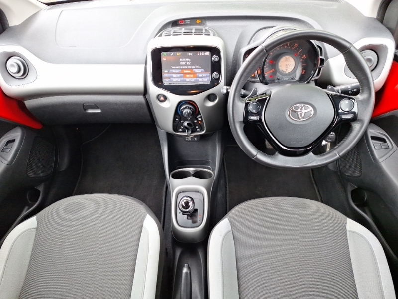 Toyota Aygo 1.0 Vvt-i X-play X-shift EF18ATN Red #3