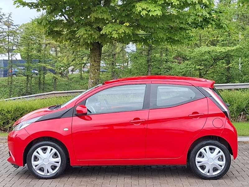 Toyota Aygo 1.0 Vvt-i X-play X-shift EF18ATN Red #4