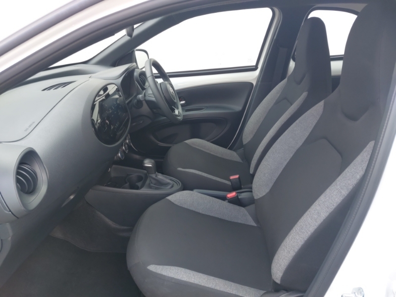 Toyota Aygo X 1.0 Vvt-i Pure SH74FHV White #5