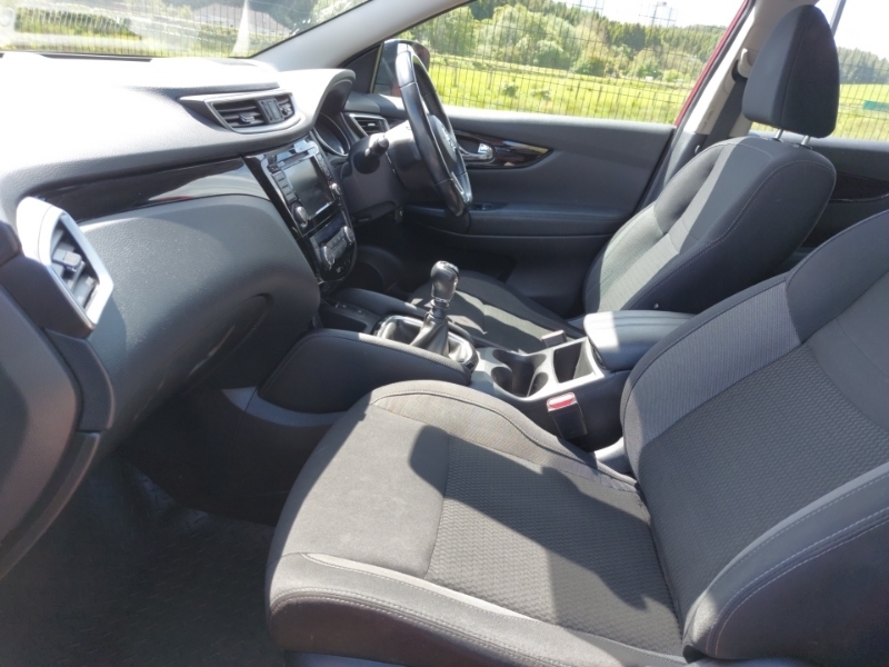 Nissan Qashqai 1.3 Dig-t Acenta Premium XHZ3454 Red #5