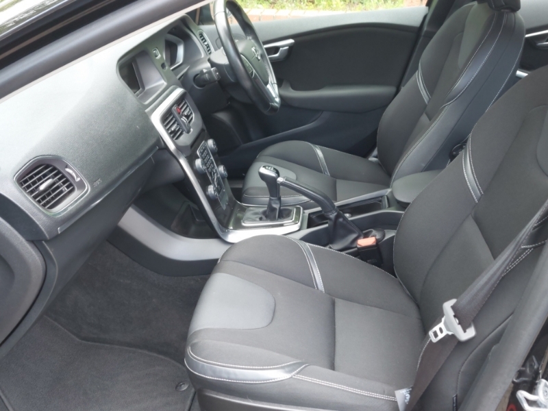Volvo V40 T2 122 Momentum Black #5
