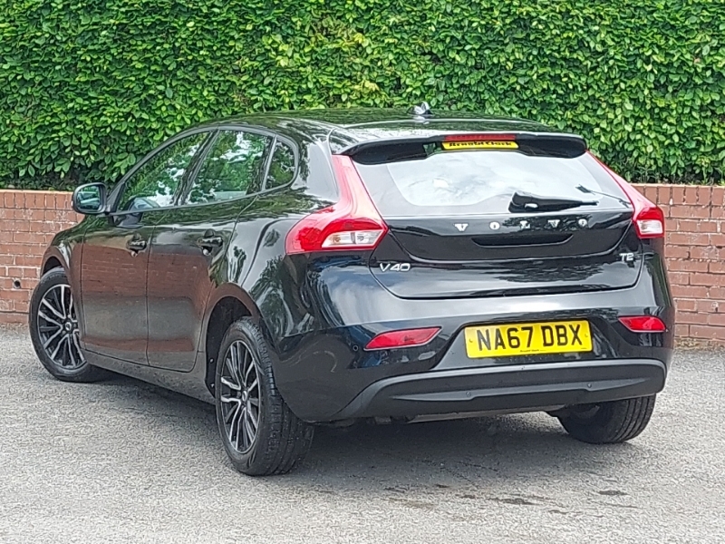 Volvo V40 T2 122 Momentum Black #2