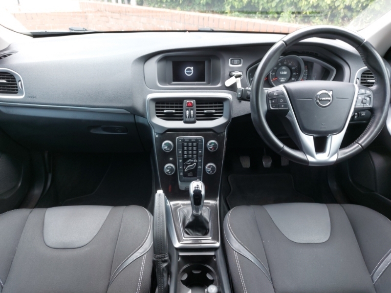 Volvo V40 T2 122 Momentum Black #3